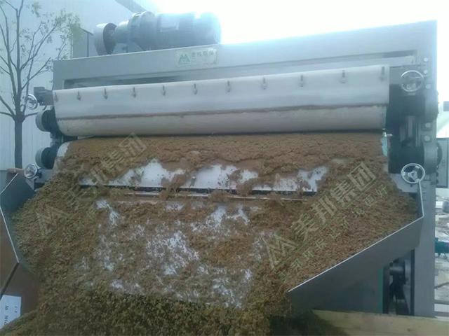 經(jīng)過帶式壓榨機(jī)脫水處理后的啤酒渣有什么作用?-啤酒渣脫水處理
