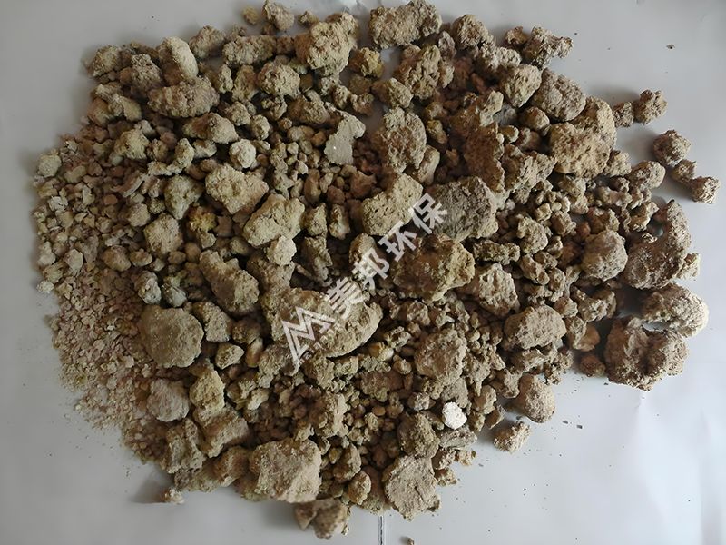 土豆渣壓榨脫水后加工成了飼料